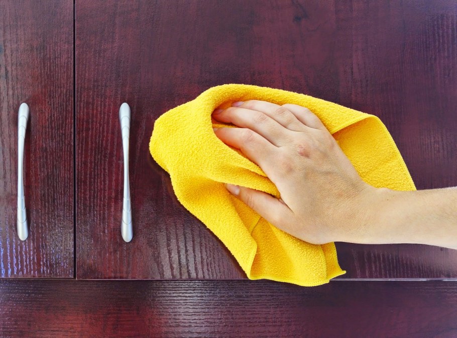 Протирание пыли с мебели