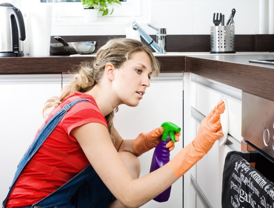 Хозяйка на кухне уборка