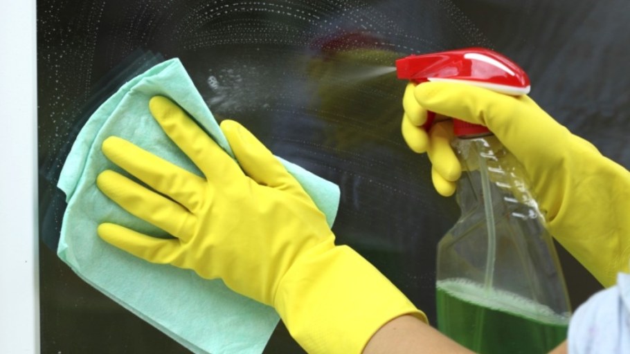 Глянцевый пластик протирают