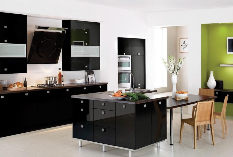 Кухня с черным гарнитуром