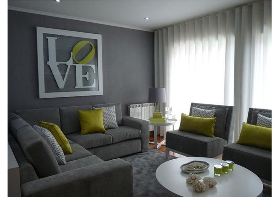 Гостиная с серым диваном