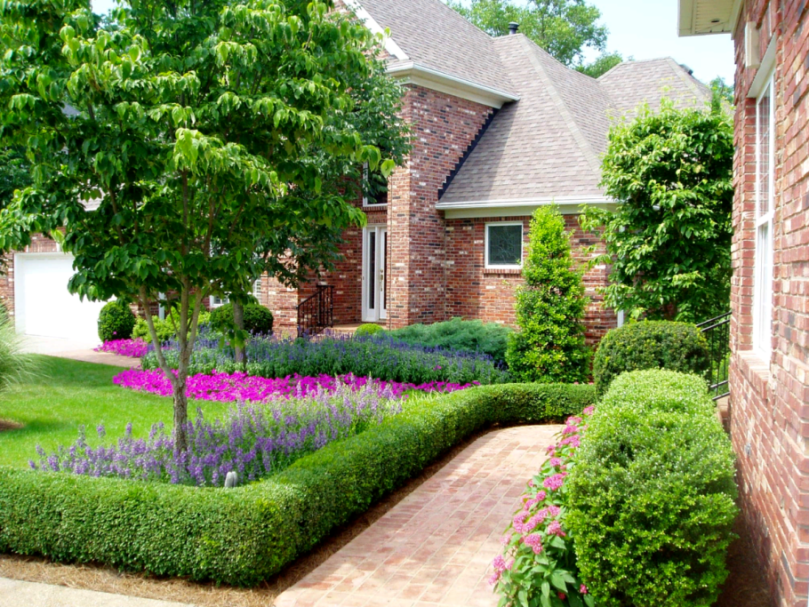 Ландшафт между домом и забором