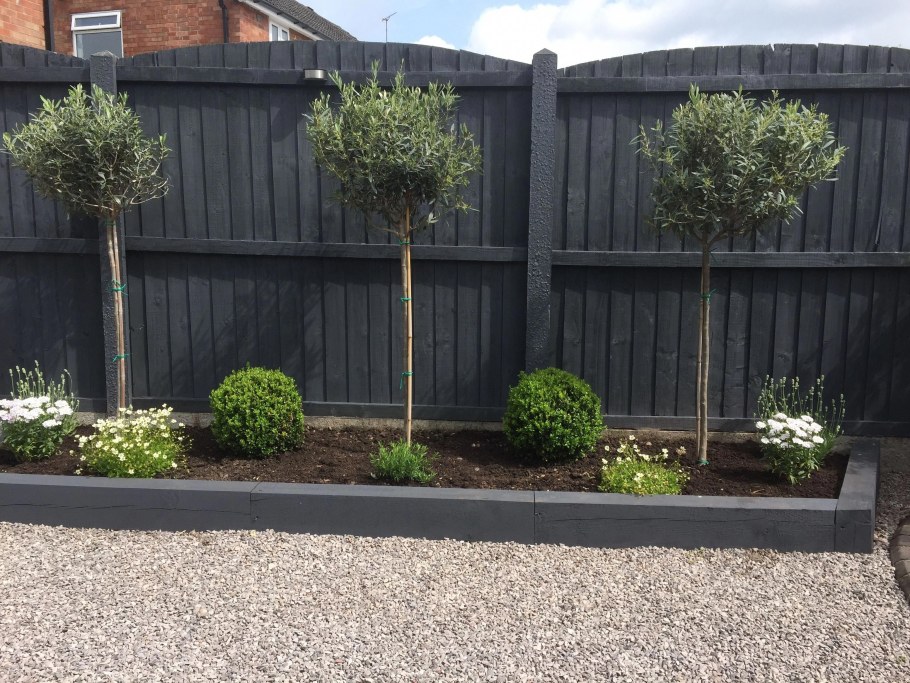 Территория вдоль забора