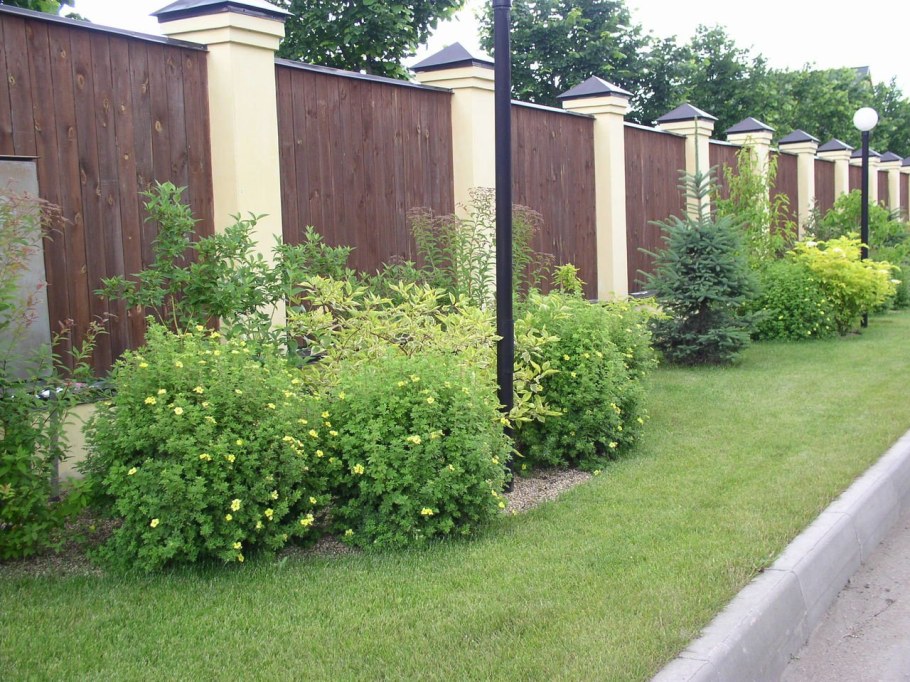 Цветник вдоль забора