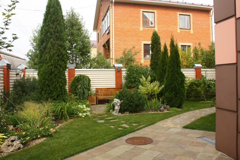 Цветник перед домом