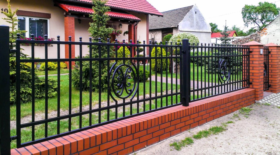 Ограждение из металлических прутьев