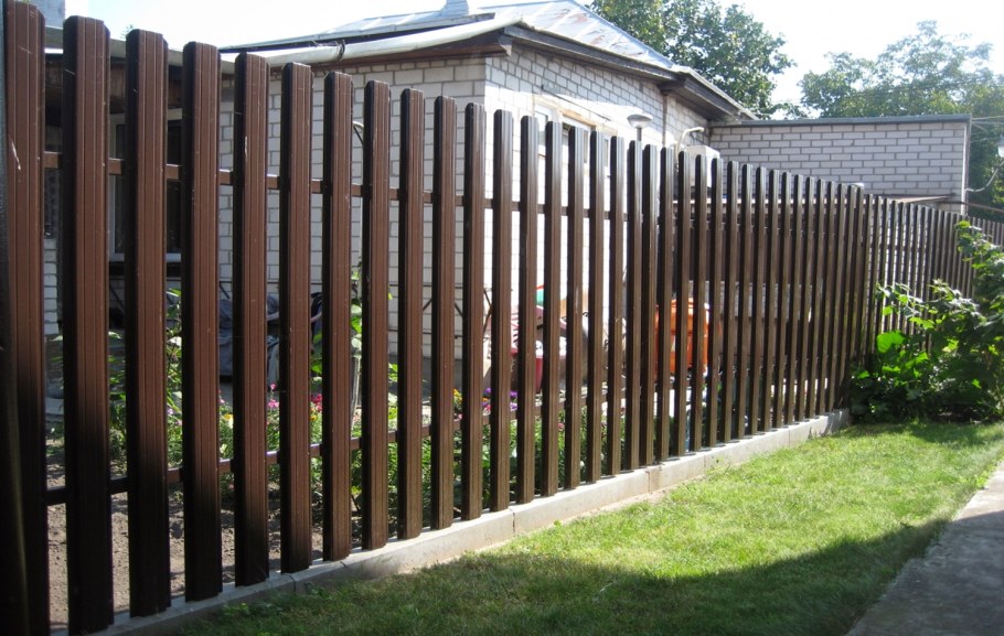 Красивый белый забор