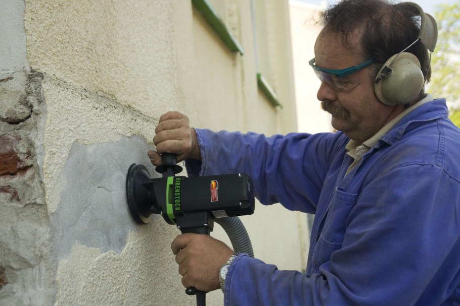 Демонтаж штукатурки со стен