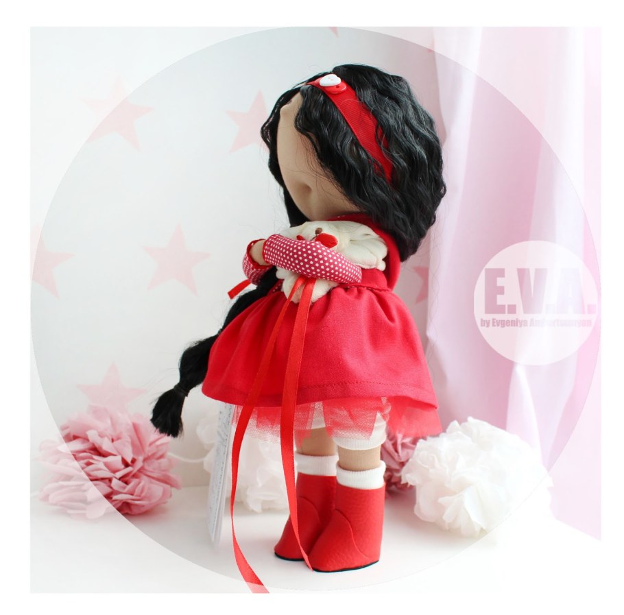 Куколка с кудряшками