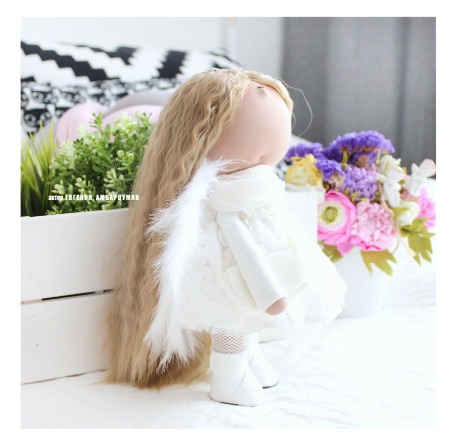 Интерьерная кукла в голубых тонах