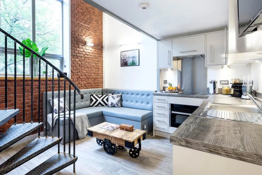 Деревянный диванчик на кухню