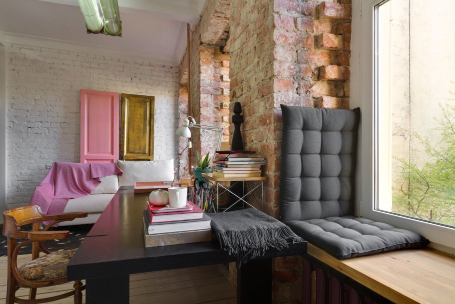 Консольный стол за диваном