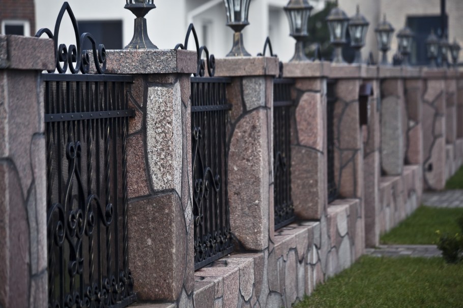 Красивый забор из камня