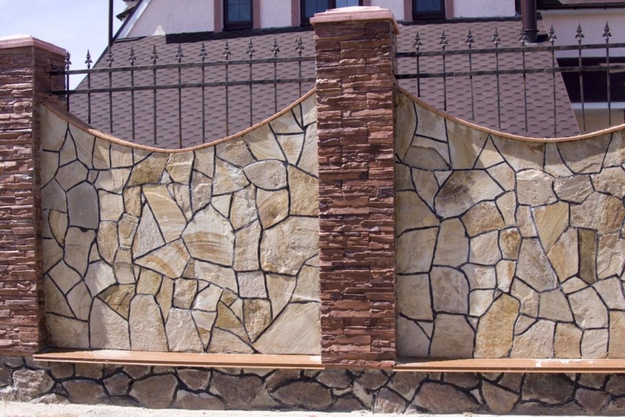 Забор облицованный камнем