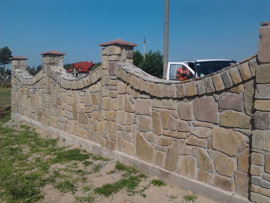 Забор из дикого камня