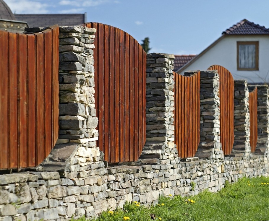 Забор отделанный камнем