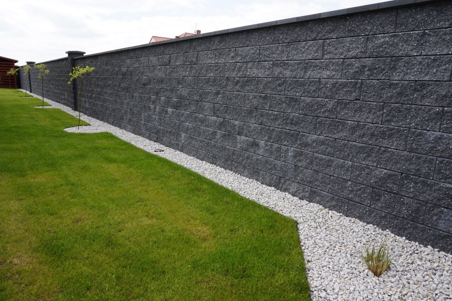 Каменное ограждение