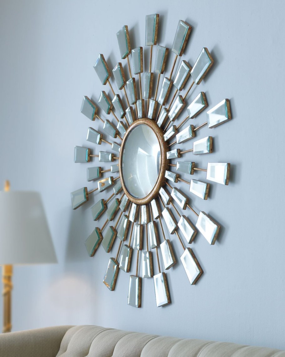 Зеркало в виде солнца в интерьере