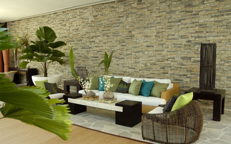 Мульчирование клумбы мраморной крошкой