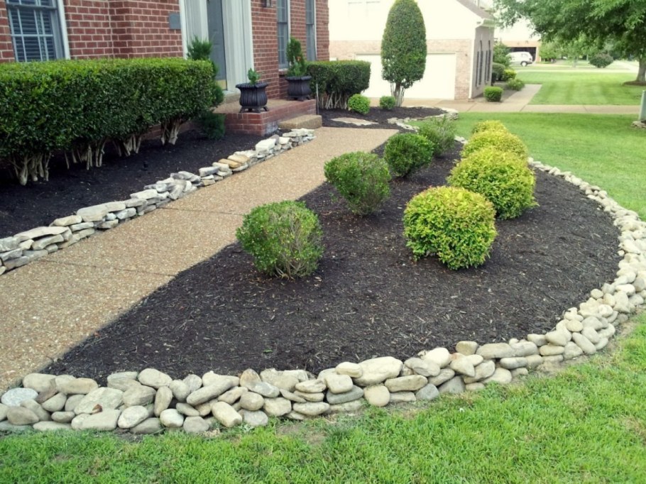 Украсить клумбу камнями