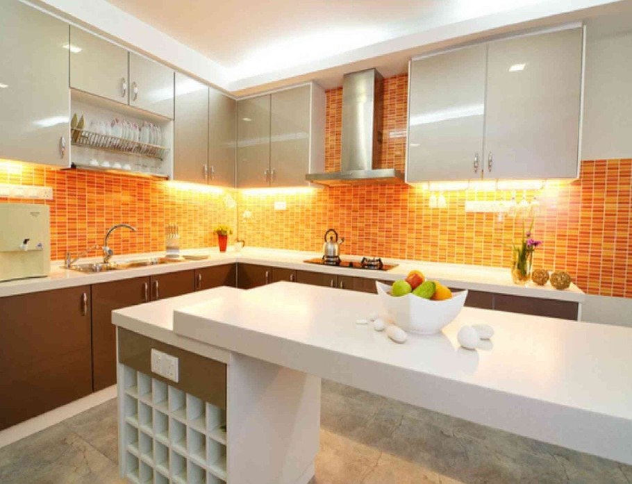 Белая кухня с оранжевым фартуком