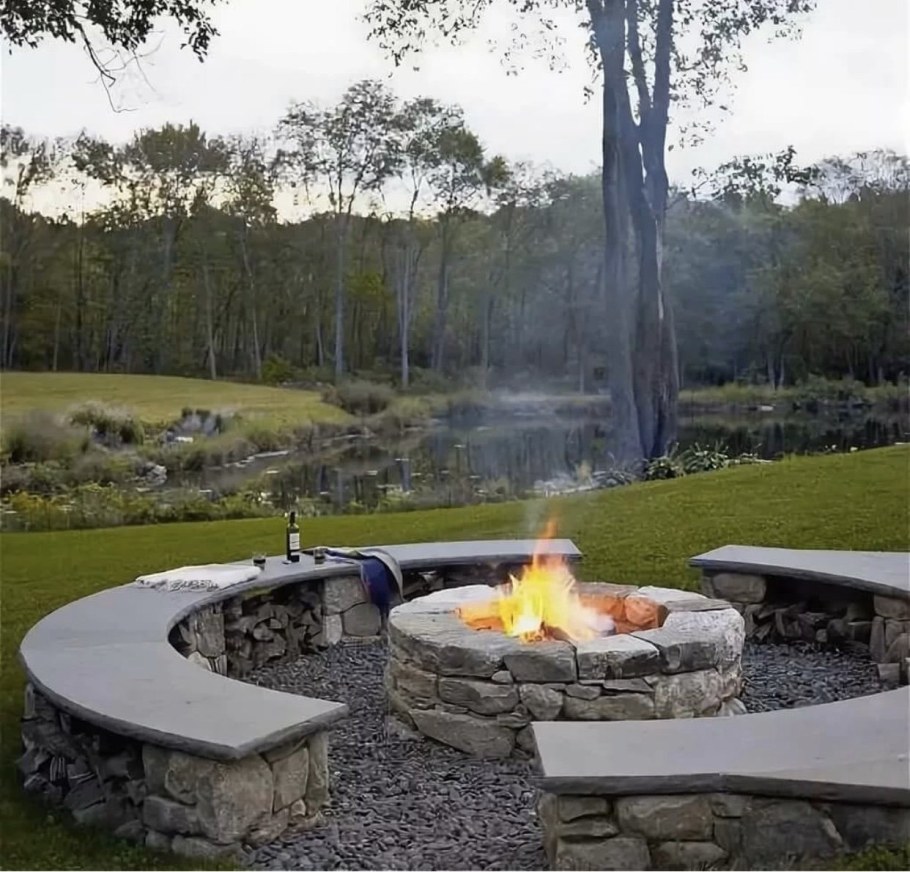 Кресло Адирондак вокруг кострища