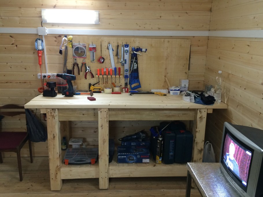 Деревянный верстак в гараж