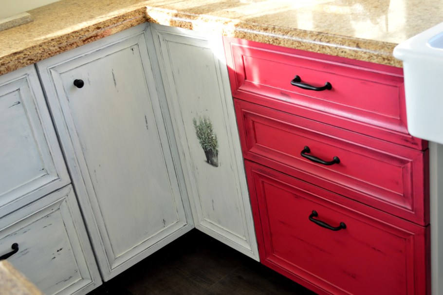 Инструменты и краска для перекраски мебели