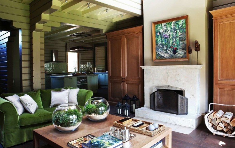 Деревянная гостиная с камином