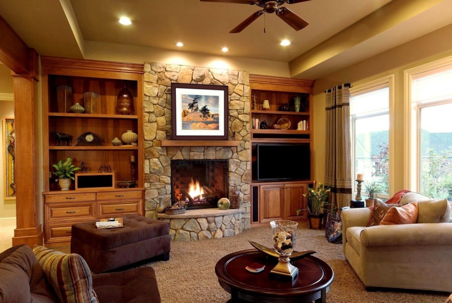 Гостиная с камином в частном доме