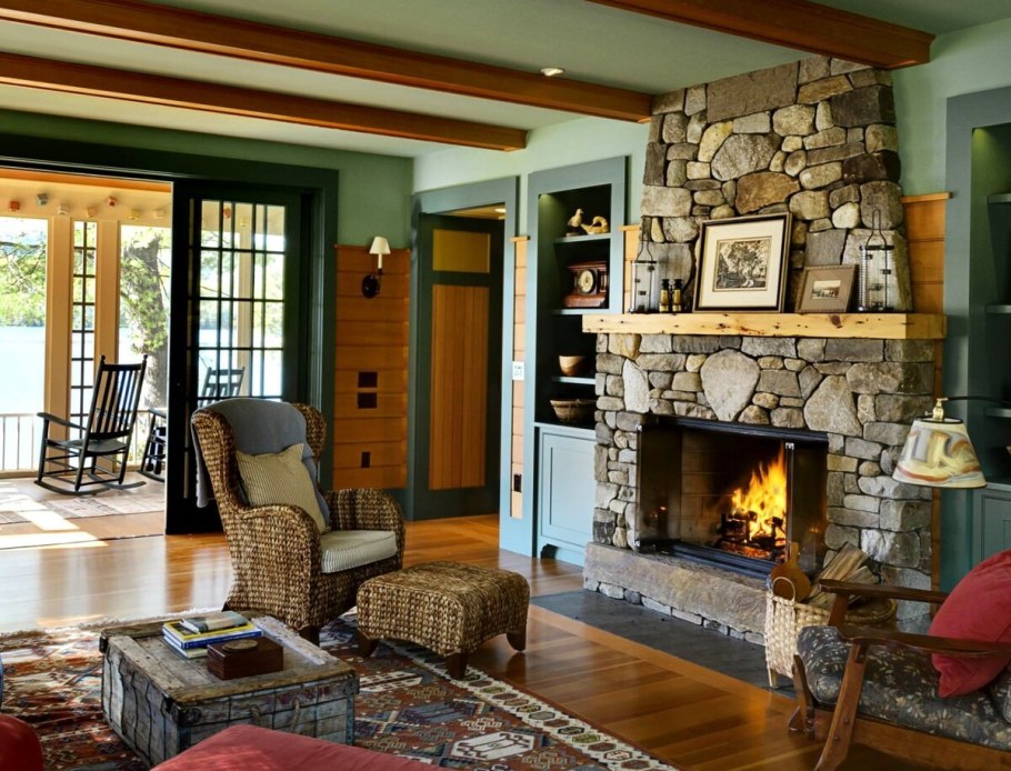 Гостиная с панорамными окнами и камином