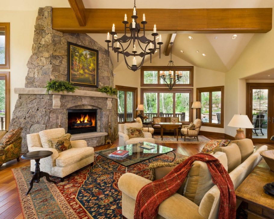 Интерьер гостиной с камином в частном доме