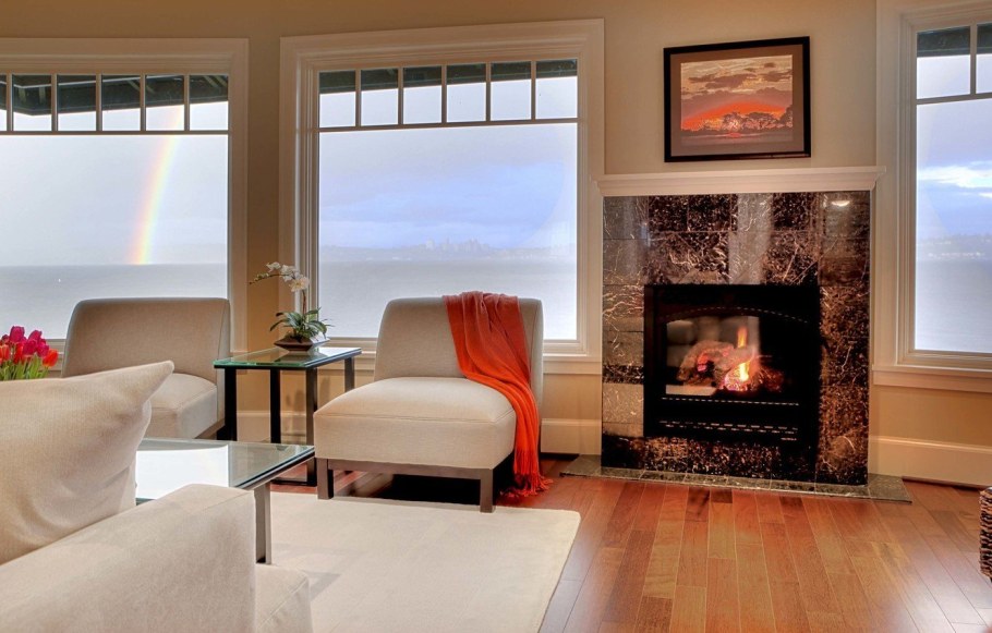 Уютная комната с камином