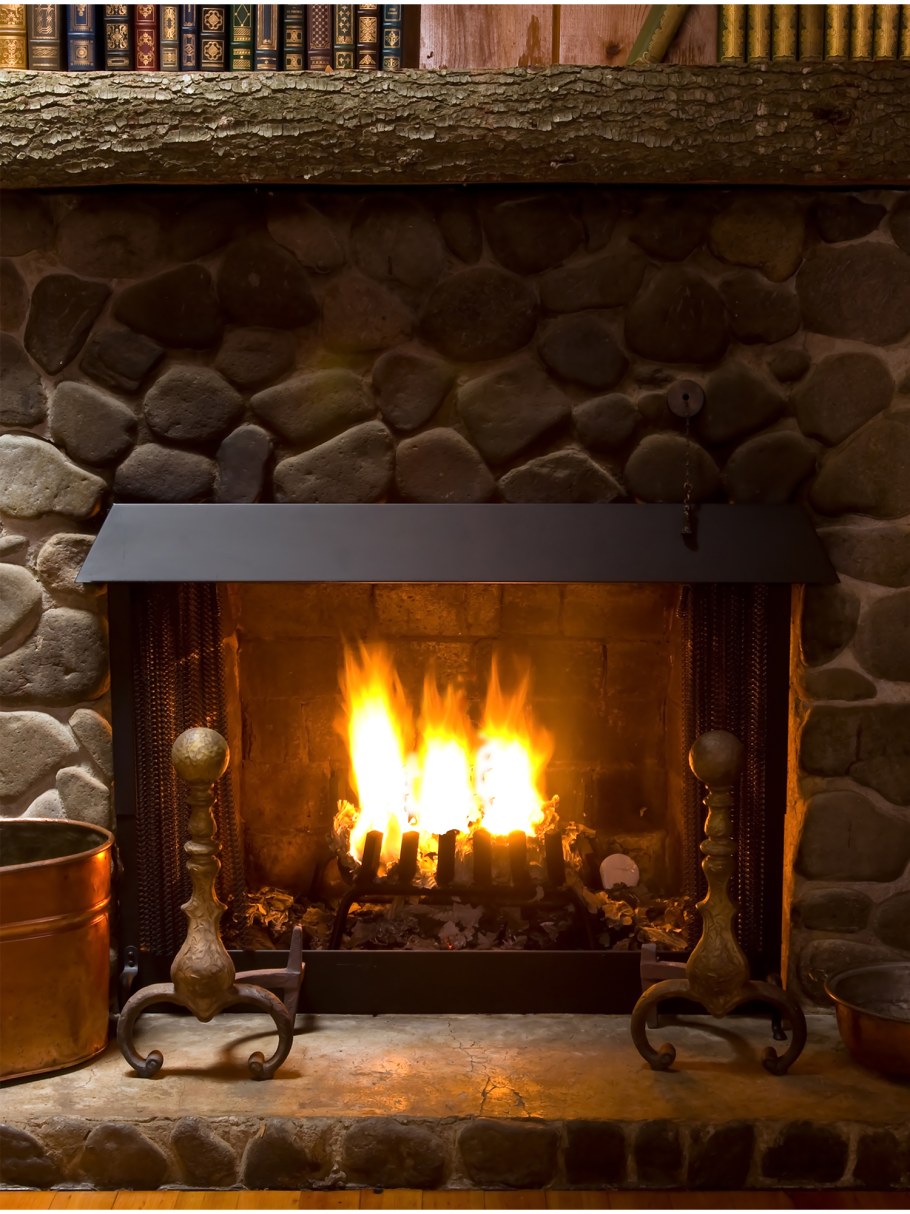 Огромный камин