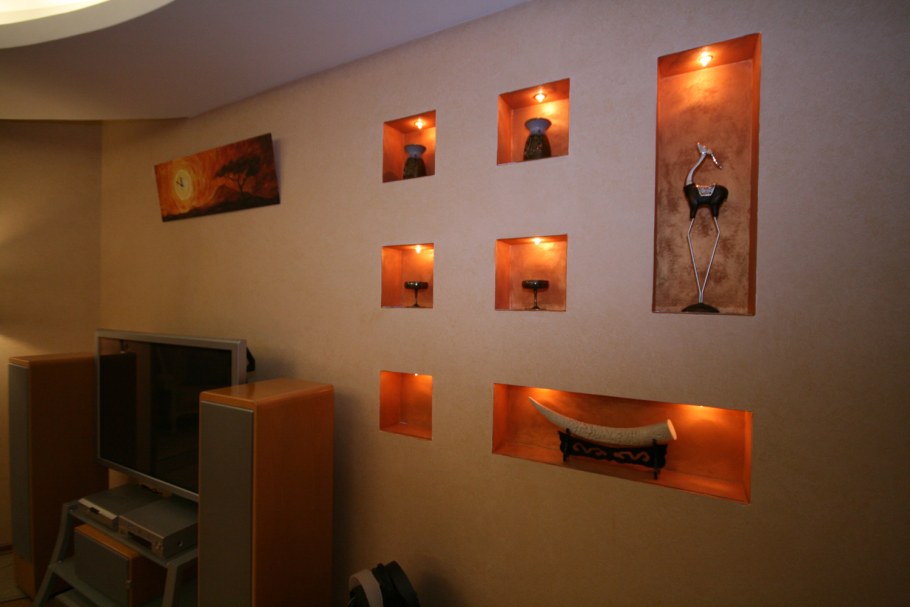 Встроенные полки в стене