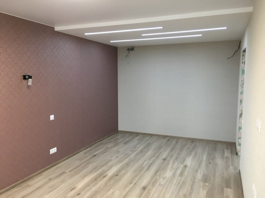 Мужчина и женщина ь в квартире