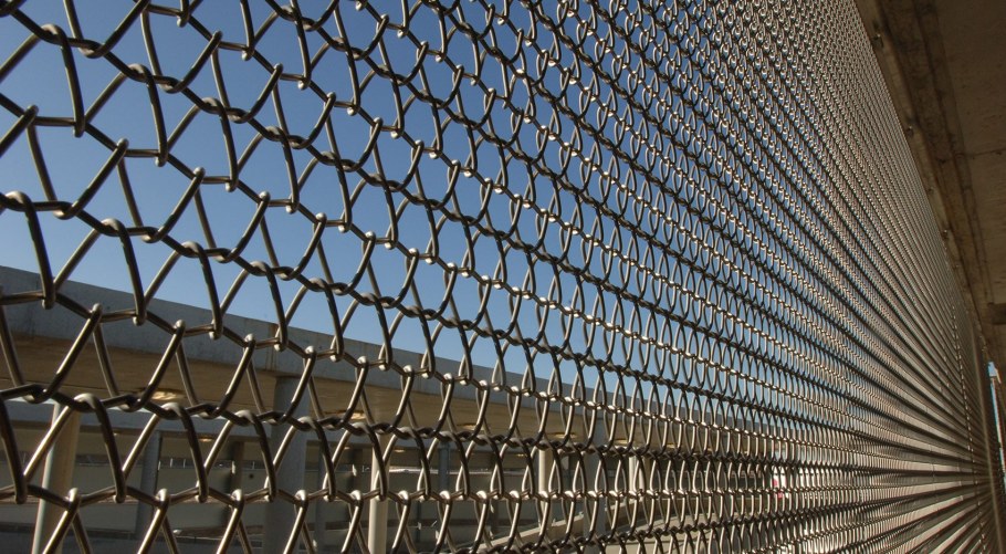 Фасады с металлической сеткой