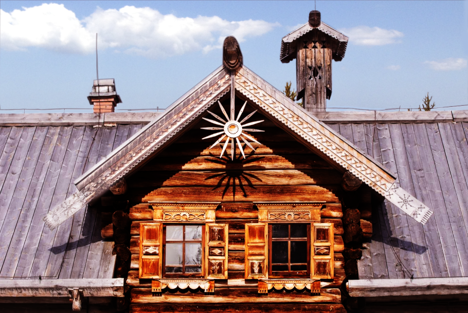 Деревянные украшения избы