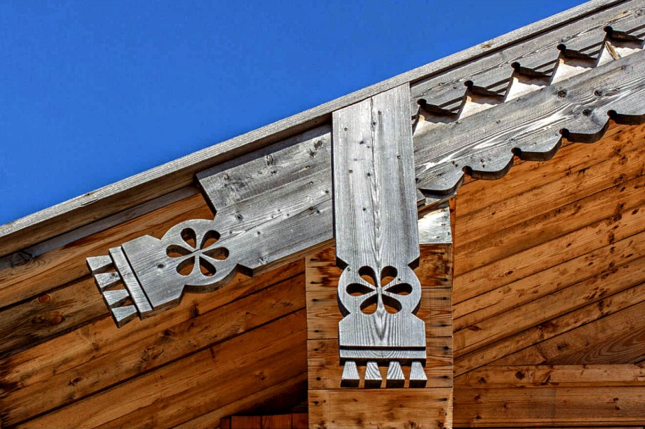 Русская изба: причелина конек