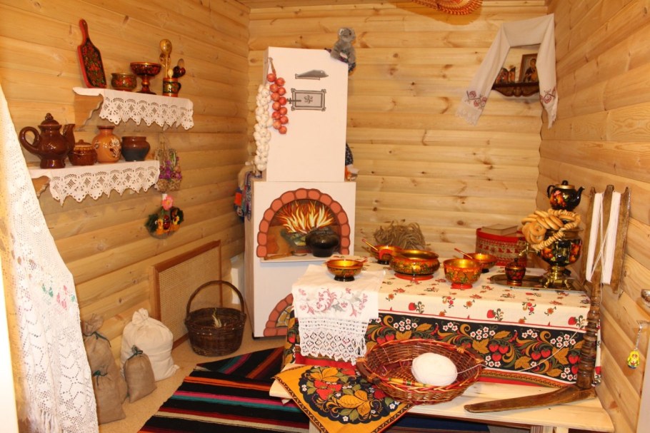 Декорации деревенской избы