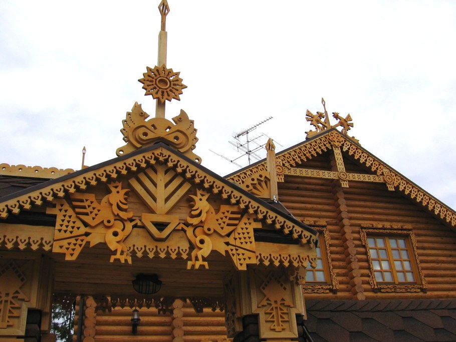 Терем с резными наличниками