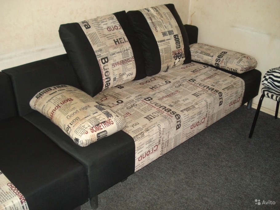 Газетный диван в интерьере