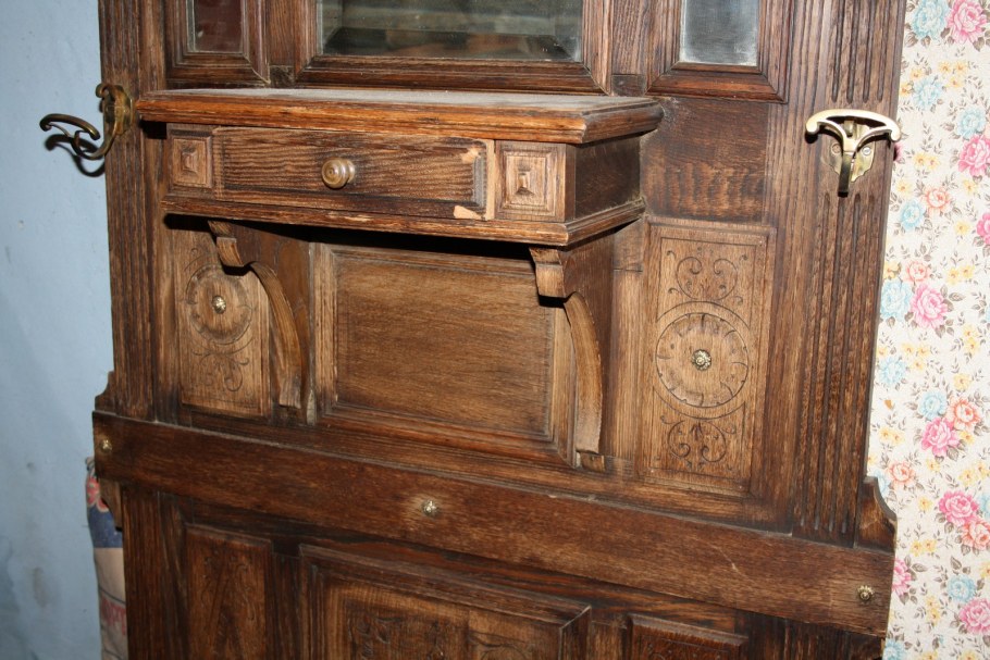 Старая антикварная мебель