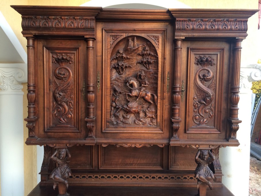 Старинная мебель из дерева