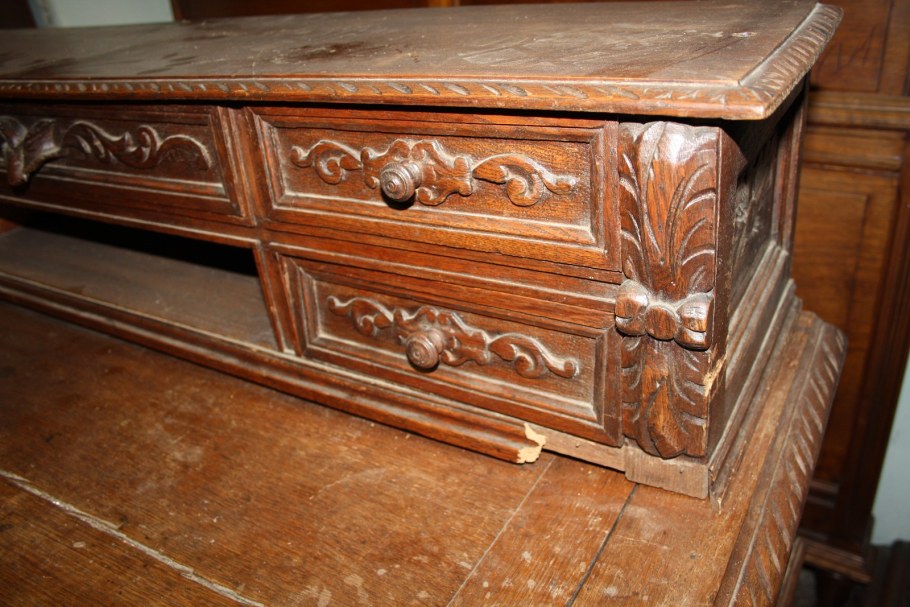 Древняя деревянная мебель