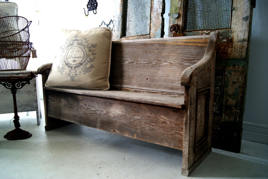 Старая деревянная скамья