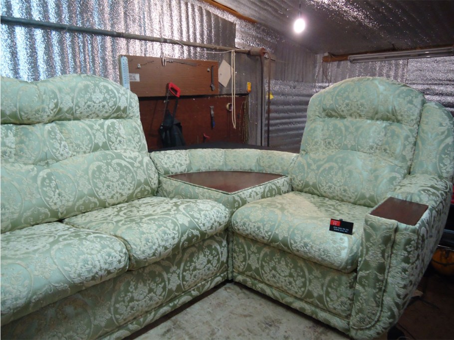 Обшивка старых диванов