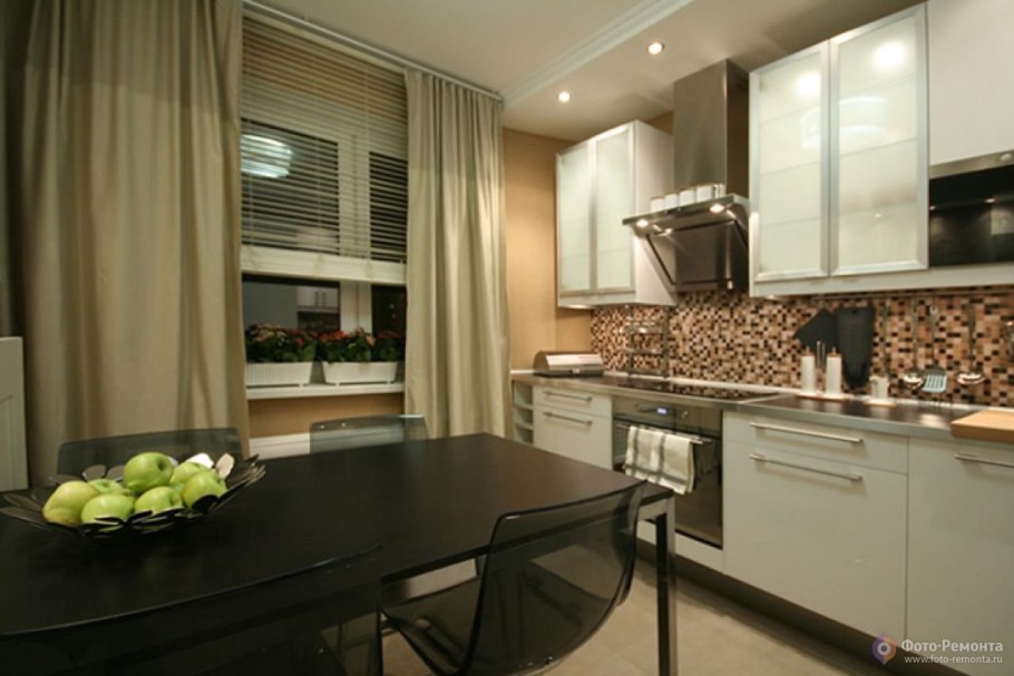 Коричневая кухня на балконе