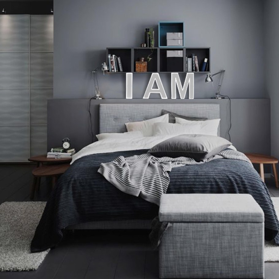 Темная спальня с белой мебелью