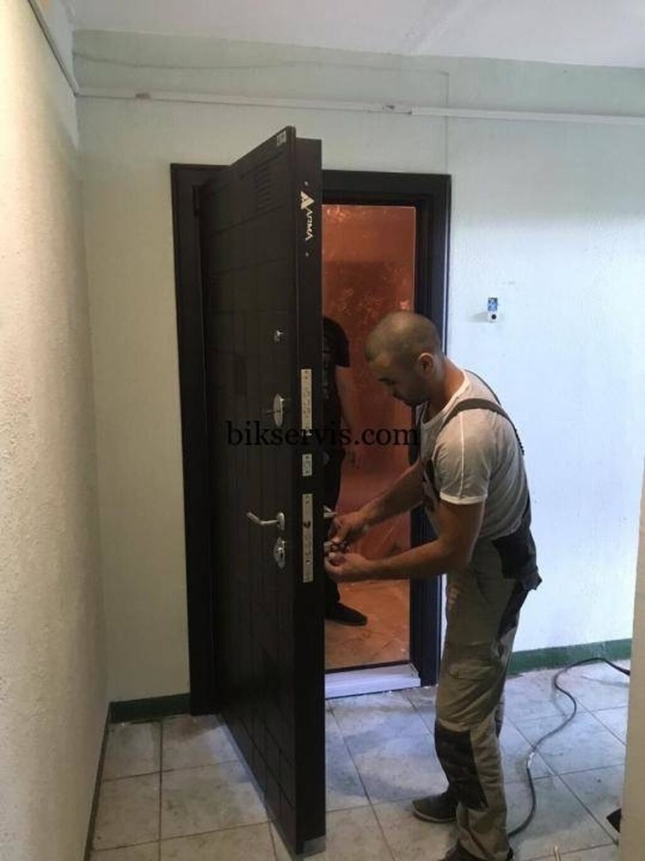 Монтажник металлических дверей